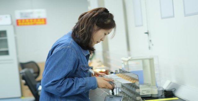 芙蓉王(硬黄香港免税)图片及价格 芙蓉王(硬黄香港免税)多少钱一包？