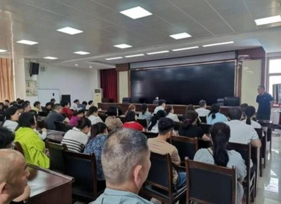 万宝路(硬红西班牙限量完税版)一手批发，万宝路(硬红西班牙限量完税版)多少钱一包？